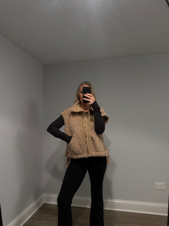 Dorothy Vest Sherpa Bow - Tan