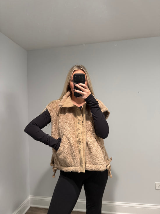 Dorothy Vest Sherpa Bow - Tan