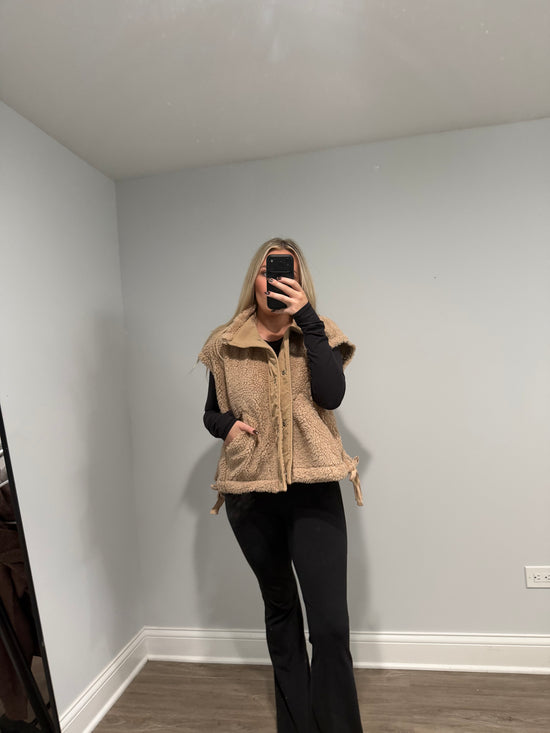 Dorothy Vest Sherpa Bow - Tan